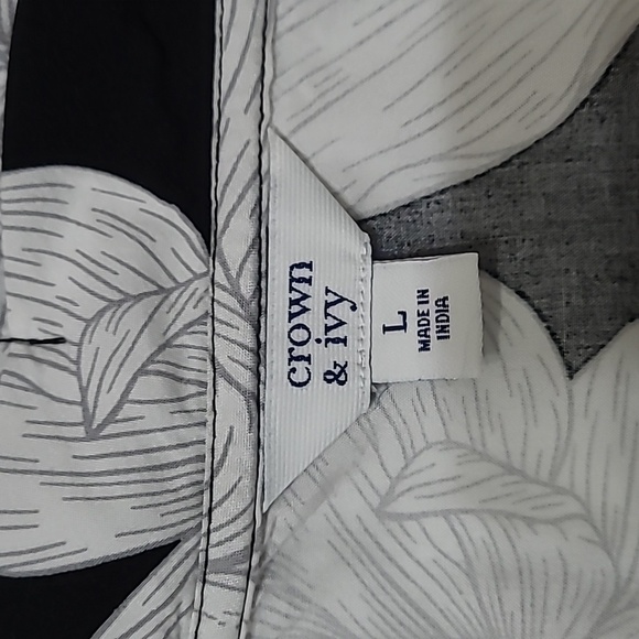 Crown & Ivy Black & White Floral Sleeveless Blouse with Ruffle Collar size Large - Picture 3 of 7